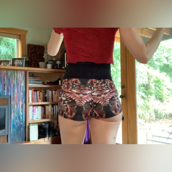 Psychedelic booty shorts - Picture 7 of 8